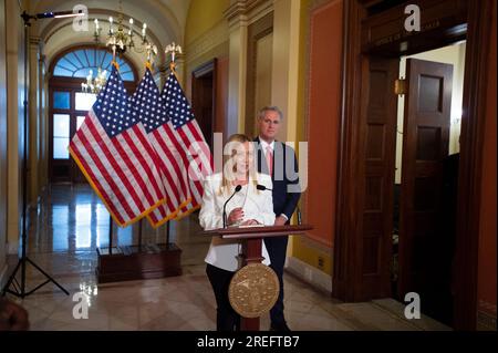 Washingon, États-Unis. 27 juillet 2023. Le président de la Chambre des représentants des États-Unis Kevin McCarthy (républicain de Californie) écoute pendant que le Premier ministre italien Giorgia Meloni prononce des remarques au Capitole des États-Unis à Washington, DC, États-Unis? Jeudi 27 juillet 2023. Photo de Rod Lamkey/CNP/ABACAPRESS.COM crédit : Abaca Press/Alamy Live News Banque D'Images