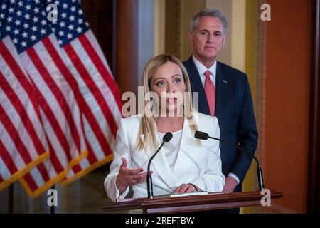 Washingon, États-Unis. 27 juillet 2023. Le président de la Chambre des représentants des États-Unis Kevin McCarthy (républicain de Californie) écoute pendant que le Premier ministre italien Giorgia Meloni prononce des remarques au Capitole des États-Unis à Washington, DC, États-Unis? Jeudi 27 juillet 2023. Photo de Rod Lamkey/CNP/ABACAPRESS.COM crédit : Abaca Press/Alamy Live News Banque D'Images