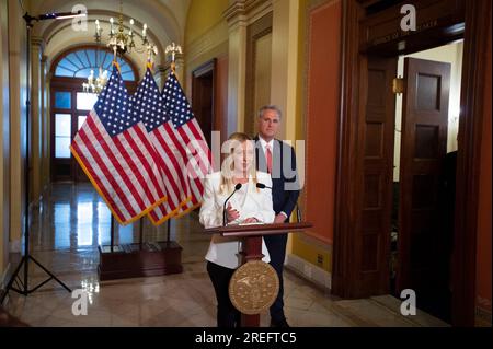 Washingon, États-Unis. 27 juillet 2023. Le président de la Chambre des représentants des États-Unis Kevin McCarthy (républicain de Californie) écoute pendant que le Premier ministre italien Giorgia Meloni prononce des remarques au Capitole des États-Unis à Washington, DC, États-Unis? Jeudi 27 juillet 2023. Photo de Rod Lamkey/CNP/ABACAPRESS.COM crédit : Abaca Press/Alamy Live News Banque D'Images