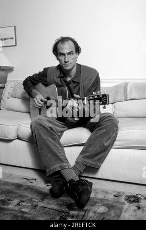 James Vernon Taylor est un auteur-compositeur-interprète et guitariste américain. Six fois lauréat d'un Grammy Award, il a été intronisé au Rock and Roll Hall of Fame en 2000. Taylor est l'un des artistes musicaux les plus vendus de tous les temps, ayant vendu plus de 100 millions de disques dans le monde entier. Taylor a réalisé sa percée en 1970 avec le single no 3 Fire and Rain et a eu son premier succès no 1 en 1971 avec son enregistrement You've Got a Friend, écrit par Carole King la même année. Son album Greatest Hits de 1976 a été certifié Diamond et s'est vendu à 12 millions d'exemplaires aux États-Unis. Photographie de Bernard Gotfryd Banque D'Images