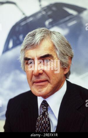 John DeLorean était un ingénieur, inventeur et dirigeant américain de l'industrie automobile américaine. Il est largement connu comme fondateur de la DeLorean Motor Company, ainsi que pour son travail chez General Motors. DeLorean a géré le développement d'un certain nombre de véhicules tout au long de sa carrière, y compris la Pontiac GTO muscle car, la Pontiac Firebird, le Pontiac Grand Prix, la Chevrolet Cosworth Vega et la voiture de sport DMC DeLorean, qui a été présentée dans le film Retour vers le futur de 1985. En octobre 1982, DeLorean a été accusé de trafic de cocaïne, mais plus tard retrouvé sans guitare. Photographie de Bernard Gotfryd Banque D'Images