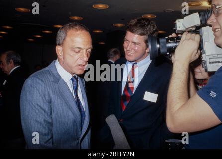 Roy Marcus Cohn (20 février 1927 - 2 août 1986) était un avocat et procureur américain qui s'est fait connaître pour son rôle de conseiller en chef du sénateur Joseph McCarthy lors des audiences Army-McCarthy en 1954, lorsqu'il a aidé McCarthy à enquêter sur les communistes présumés. À la fin des années 1970 et au cours des années 1980, il est devenu un fixateur politique de premier plan à New York. Il a également représenté et encadré le promoteur immobilier de la ville de New York et future U.S. Président Donald Trump au début de sa carrière d'affaires. Photographie de Bernard Gotfryd Banque D'Images