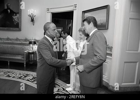 6-28-1982 Président et Nancy Reagan avec Roy Cohn lors d'une réception pour le Comité de bourses du Collège Eureka et les donateurs dans la salle bleue Banque D'Images