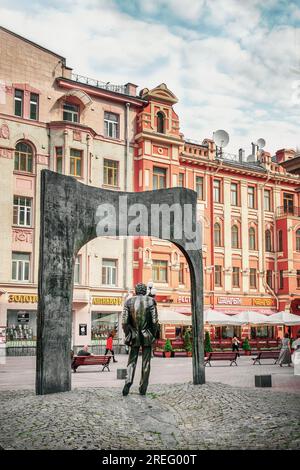 MOSCOU, RUSSIE - 9 JUILLET 2015 : Monument à Bulat Okudzhava, rue Arbat par une journée ensoleillée d'été Banque D'Images