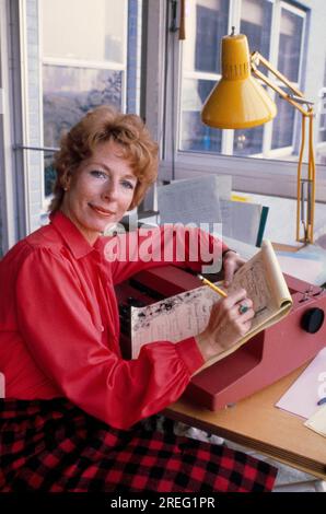 Gail Sheehy (née Gail Henion ; 27 novembre 1936[1] – 24 août 2020)[2] est une auteure, journaliste et conférencière américaine. Elle est l'auteure de dix-sept livres et de nombreux articles de renom pour des magazines tels que New York et Vanity Fair. Sheehy a joué un rôle dans le mouvement Tom Wolfe appelé le Nouveau journalisme, parfois connu sous le nom de non-fiction créative, dans lequel les journalistes et essayistes expérimentent l'adoption d'une variété de techniques littéraires. Photographie de Bernard Gotfryd Banque D'Images