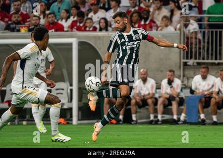 Le milieu de terrain de Manchester United Bruno Fernandes (8) gagne la possession contre le défenseur du Real Madrid Éder Militão (3) lors du Soccer Champions Tour, Wedn Banque D'Images