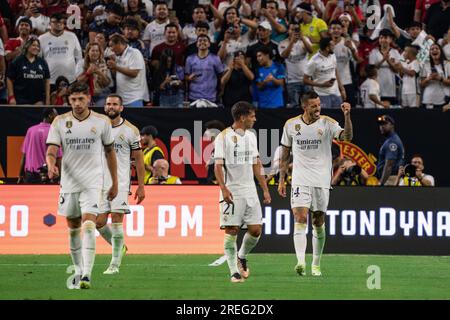 L’attaquant du Real Madrid Joselu (14 ans) célèbre un but avec ses coéquipiers lors du Soccer Champions Tour contre Manchester United, mercredi 26 juillet 2023, Banque D'Images