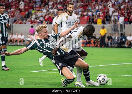 Le défenseur du Real Madrid Ferland Mendy (23) défend contre le milieu de terrain de Manchester United Donny van de Beek (34) lors du Soccer Champions Tour, mercredi Banque D'Images