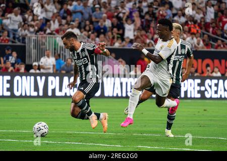 Le milieu de terrain de Manchester United Bruno Fernandes (8) remporte la possession contre l'attaquant du Real Madrid Vinícius Júnior (7) lors du Soccer Champions Tour, mercredi Banque D'Images