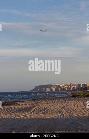 Paysage maritime de Arenales del sol et Santa Pola cape de la plage Urbanova et un avion au-dessus du paysage, Espagne Banque D'Images