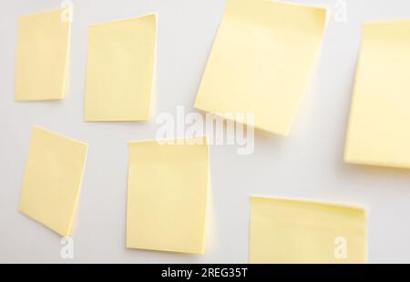 Jeu de notes autocollantes jaunes vierges. Les gens d'affaires se réunissent et utilisent des post-it notes pour partager des idées sur des notes adhésives. Utilisation du contrôle des tâches du développement agile Banque D'Images