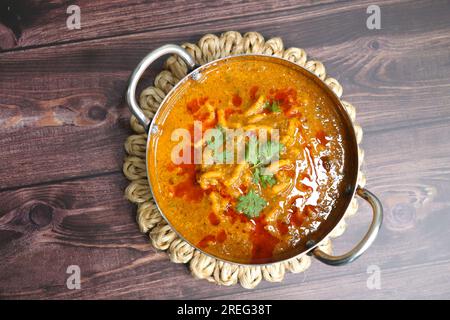 Traditionnel Sev bhaji ou sev tamatar nu Shaak avec Jowar Bhakri. SEV est un vermicelle croustillant frit à la farine de gramme. Servi avec oignon haché et citron. Banque D'Images