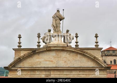 Façade Azabachería détail du Santiago Peregrino qui le couronne flanqué par les rois Ordoño II et Alphonse III Santiago de Compostelle Galice Espagne Banque D'Images