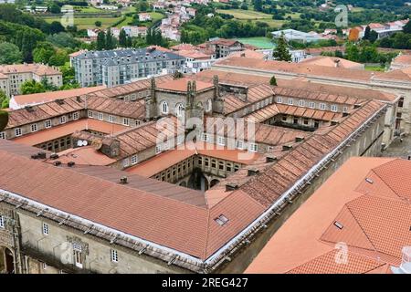 Vue du vaste hôtel de luxe 5 étoiles Parador Museo Santiago depuis le toit de la cathédrale Santiago Santiago de Compostela Galice Espagne Banque D'Images