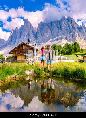 Couple hommes et femmes à Geisler Alm, Dolomites Italie, randonnée dans les montagnes de Val Di Funes dans les Dolomites italiens parcours Adolf Munkel, Parc naturel Geisler-Puez avec Geisler Alm Puez parc naturel Odle Banque D'Images