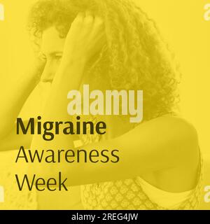 Texte de la semaine de sensibilisation à la migraine sur jaune avec femme caucasienne en détresse tenant la tête dans la douleur Banque D'Images