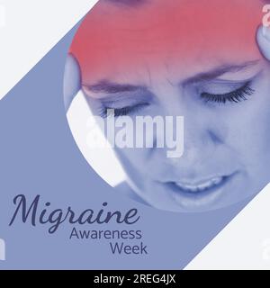 Texte de la semaine de sensibilisation à la migraine sur bleu avec femme caucasienne distendue tenant la tête dans la douleur Banque D'Images