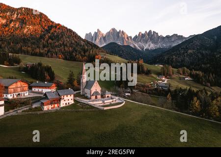 Photo drone de l'église et du village de Santa Maddalena Magdalena Dolomites Italie Banque D'Images