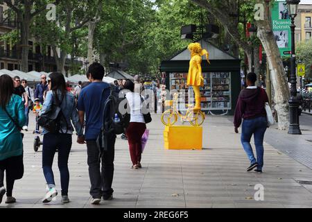 BARCELONE, ESPAGNE - 10 MAI 2017 : il s'agit d'un artiste de rue non identifié sur la célèbre rue de la ville - Ramblas. Banque D'Images