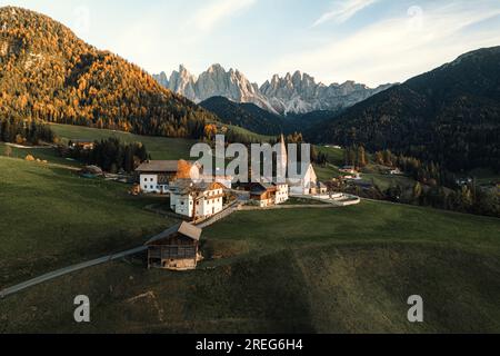 Photo drone de l'église et du village de Santa Maddalena Magdalena Dolomites Italie Banque D'Images