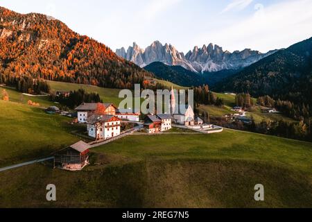 Photo drone de l'église et du village de Santa Maddalena Magdalena Dolomites Italie Banque D'Images