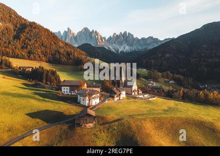 Photo drone de l'église et du village de Santa Maddalena Magdalena Dolomites Italie Banque D'Images