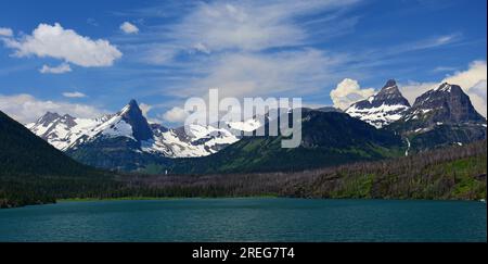 panorama spectaculaire de la montagne de fusillade et de la crête de gunsight du sentier de point de soleil dans le parc national de glacier, montana Banque D'Images