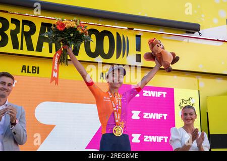 Albi, France. 27 juillet 2023. Ricarda Bauernfeind (CANYON//SRAM RACING) vainqueur d'étape du tour de france féminin, sur le podium à Albi, France, le 27 juillet 2023. Photo d'Arnaud Bertrand/ABACAPRESS.COM crédit : Abaca Press/Alamy Live News Banque D'Images