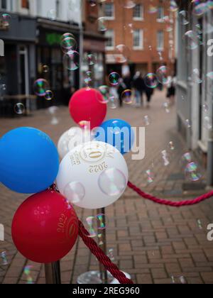 Ballons rouges, blancs et bleus exposés dans le centre-ville de Banbury en préparation des célébrations du jubilé de platine de la Reine en juin 2022 Banque D'Images