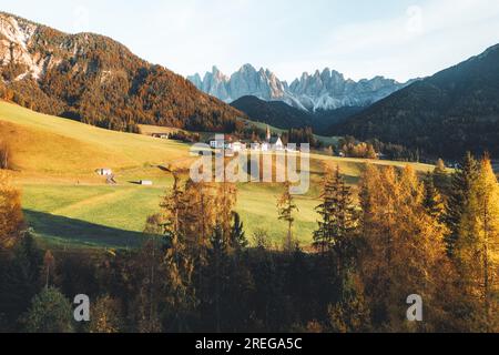 Photo drone de l'église et du village de Santa Maddalena Magdalena Dolomites Italie Banque D'Images