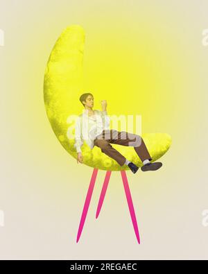 Jeune homme se trouve sur une chaise en forme de croissant jaune sur fond beige pastel. Banque D'Images
