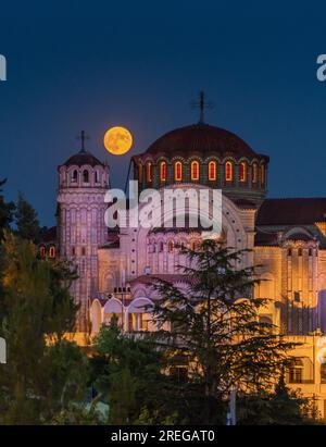 Photo de pleine lune à l'église de l'apôtre Saint Paul Pavlos à Thessalonique, Grèce Banque D'Images