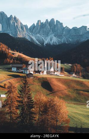 Beau paysage tourné de l'église à Santa Maddalena Magdalena Dolomites Italie Banque D'Images