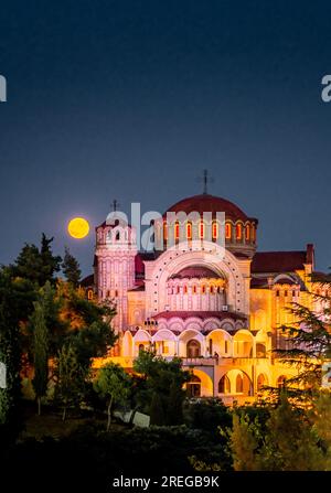 Photo de pleine lune à l'église de l'apôtre Saint Paul Pavlos à Thessalonique, Grèce Banque D'Images