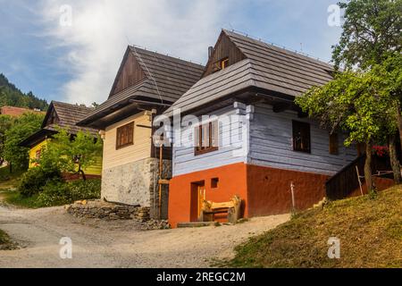 Maisons anciennes dans le village de Vlkolinec dans les montagnes Nizke Tatry, Slovaquie Banque D'Images