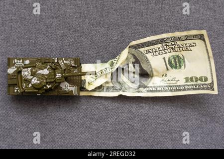 Réservoir sur les billets de dollar. Le concept de coûts de guerre, de dépenses militaires, de crise économique Banque D'Images
