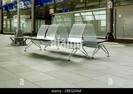 Chaises inoccupées à l'aéroport de Leipzig/Halle pendant le confinement de Covid en 2020, Allemagne Banque D'Images