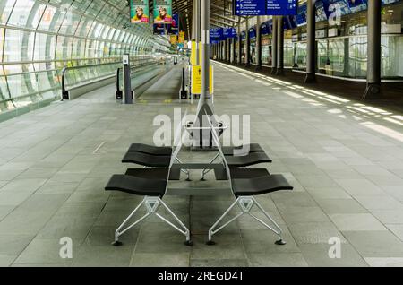 Chaises inoccupées à l'aéroport de Leipzig/Halle pendant le confinement de Covid en 2020, Allemagne Banque D'Images