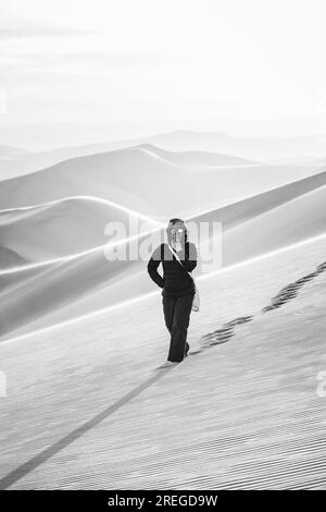 noir et blanc d'une randonneuse solitaire dans le désert du colorado Banque D'Images