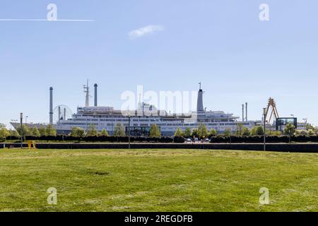 Rotterdam, pays-Bas - 2022-04-21 : navire à vapeur retiré SS Rotterdam amarré dans le port de Rotterdam fonctionnant comme un hôtel. Vieille croisière historique s Banque D'Images