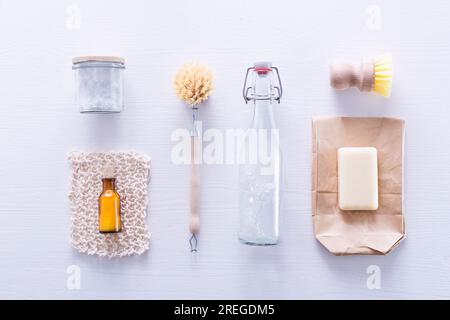 Brosses écologiques, chiffons de nettoyage, savon et bicarbonate de soude Banque D'Images