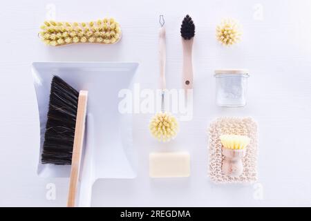 Brosses écologiques, chiffons de nettoyage, savon et bicarbonate de soude Banque D'Images