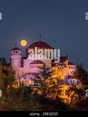 Photo de pleine lune à l'église de l'apôtre Saint Paul Pavlos à Thessalonique, Grèce Banque D'Images