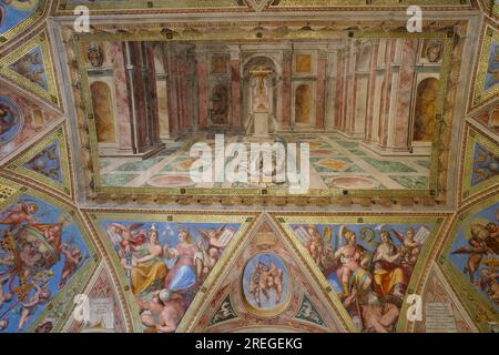 Rome, Italie - 27 novembre 2022 : fresques dans le mur et le plafond de l'une des salles Rafael des Musées du Vatican Banque D'Images