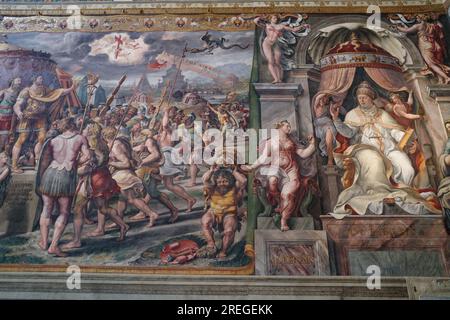 Rome, Italie - 27 novembre 2022 : fresques dans le mur et le plafond de l'une des salles Rafael des Musées du Vatican Banque D'Images