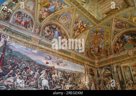 Rome, Italie - 27 novembre 2022 : fresques dans le mur et le plafond de l'une des salles Rafael des Musées du Vatican Banque D'Images