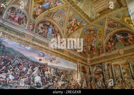 Rome, Italie - 27 novembre 2022 : fresques dans le mur et le plafond de l'une des salles Rafael des Musées du Vatican Banque D'Images