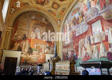 Rome, Italie - 27 novembre 2022 : fresques dans le mur et le plafond de l'une des salles Rafael des Musées du Vatican Banque D'Images