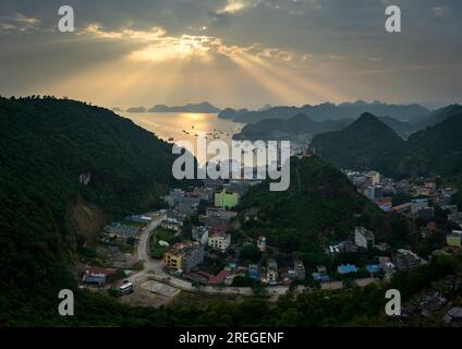 Paysage spectaculaire à angle élevé de la ville vietnamienne par la mer au coucher du soleil Banque D'Images