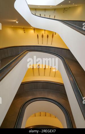 Rome, Italie - 26 novembre 2022 : entrée moderne accessible en fauteuil roulant en spirale dans les musées du Vatican, Cité du Vatican Banque D'Images